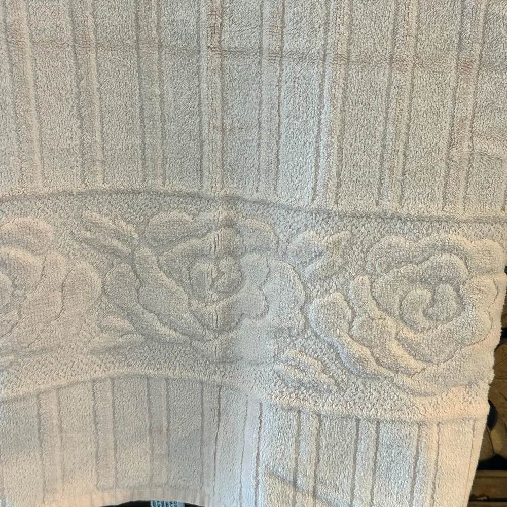 Vintage COLORMATE By Cannon Mills For Sears Light Pink Embossed Rose Bath Towel.
